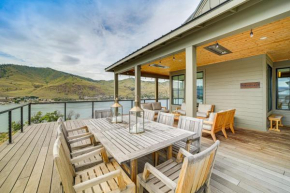 Hot Tub and Lake Views Lake Chelan Lookout Home!